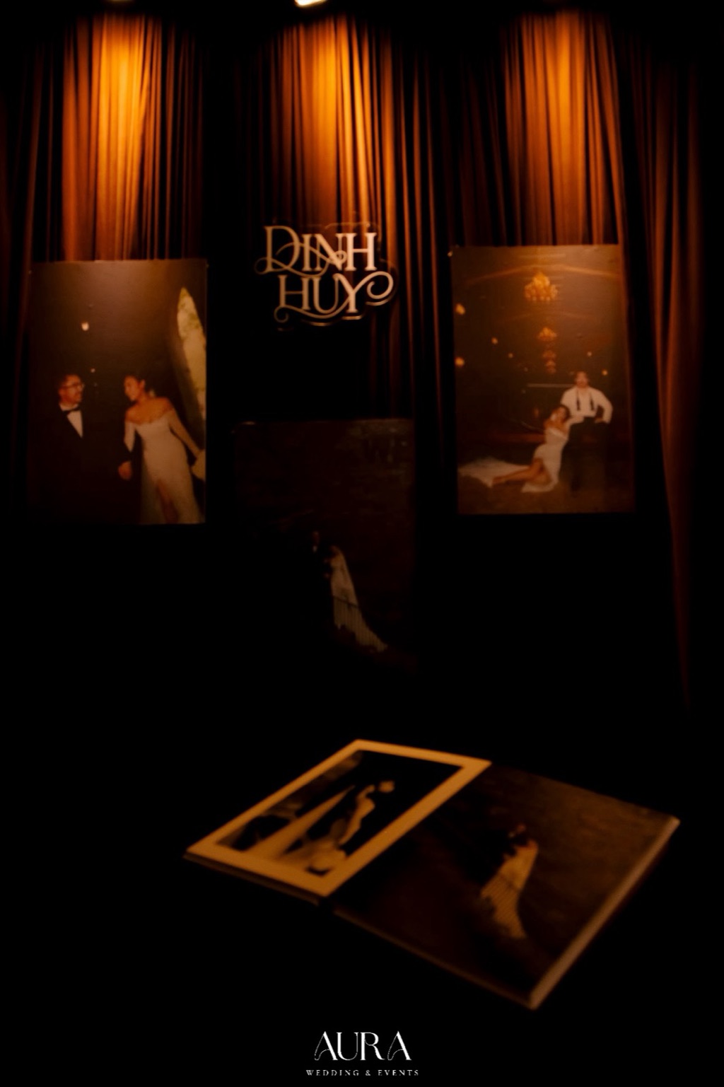 Góc gallery tên Đình Huy trên rèm nhung, ảnh cưới đóng khung và album trên bàn