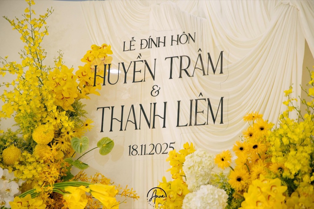 Cận cảnh bảng tên Lễ Đính Hôn giữa lan vũ nữ, cúc đồng tiền và cẩm tú cầu trắng