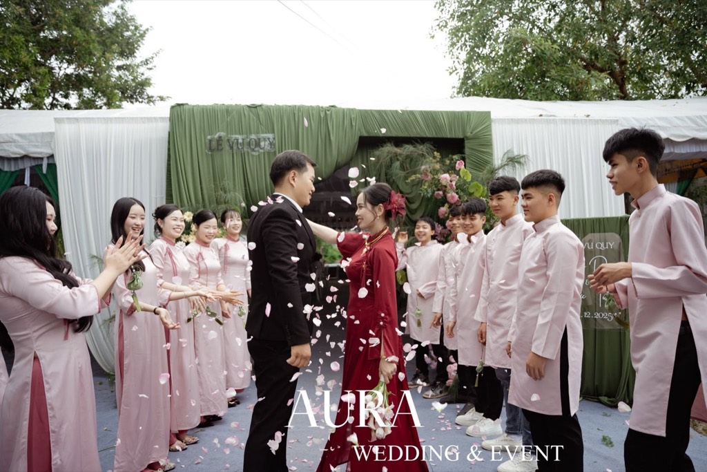 Cô dâu chú rể bước qua mưa cánh hoa trước cổng rèm xanh rêu
